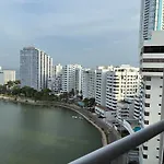 Vista Sonada Cerca Al Mar Y Centro Historico